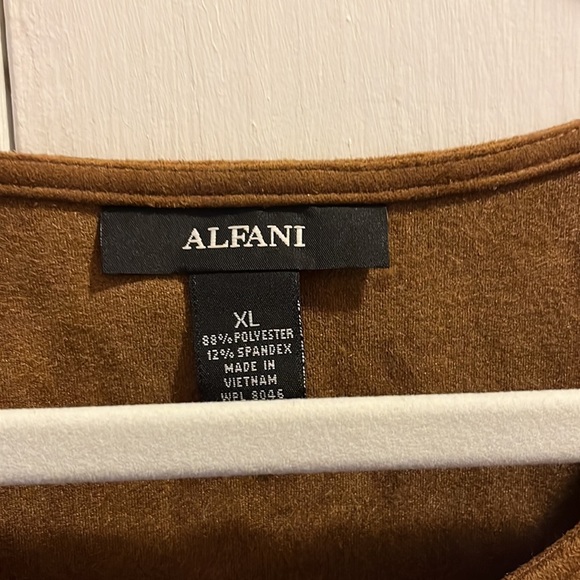 Fashionable XL top. Perfect for summer outings. - Picture 2 of 3